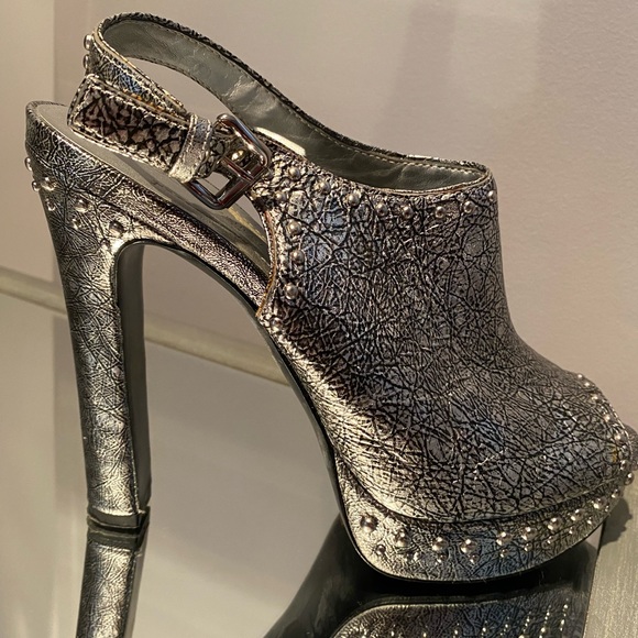 BCBG One of a kind metallic pewter high-heeled pumps - Picture 6 of 6